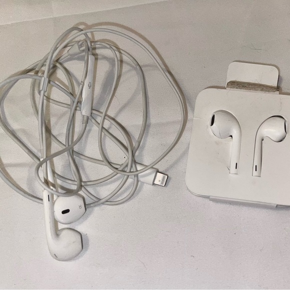 Old BUT NEVER USED Apple Brand Ear Buds set of 2 - Picture 2 of 2